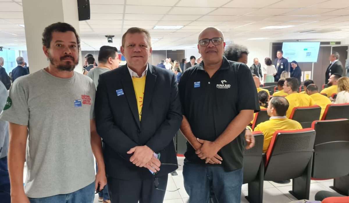 Aloysio Carneiro ladeado pelos dirigentes da Fenajud Nelson Lara e Alexandre Santos